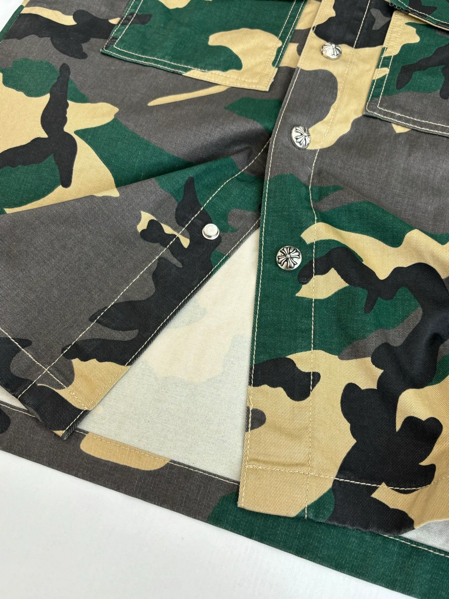 P560 Chrome Heart*/Chrome Heart CH camouflage short-sleeved denim shirt was purchased and developed by a Los Angeles agent for US$3,200. This model is made of customized military canvas fabric, restored 1:1 according to the original model, and printed with camouflage patterns. The customization period for the chest sex pattern stamp is 20 days, the minimum order is 1800 pieces, and the color plate is matched. The hardware buckles are all made of electroplated 925 silver material, the weight is perfectly restored, and they are aged and oxidized to black.  Size：S/M/L